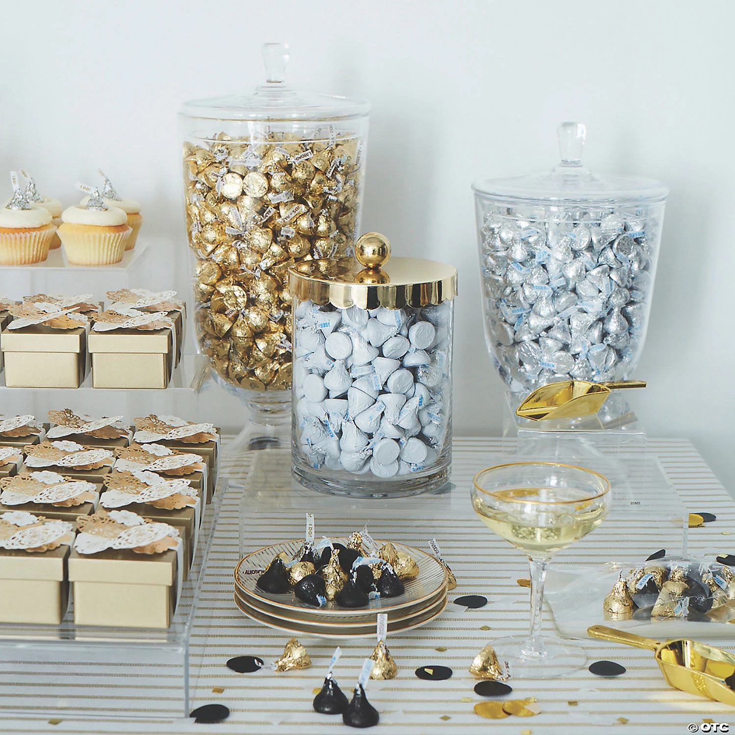 HERSHEY'S KISSES Milk Chocolates, White, 66.7 oz 5 HERSHEY'S KISSES Milk Chocolates, White, 66.7 oz - Image 3