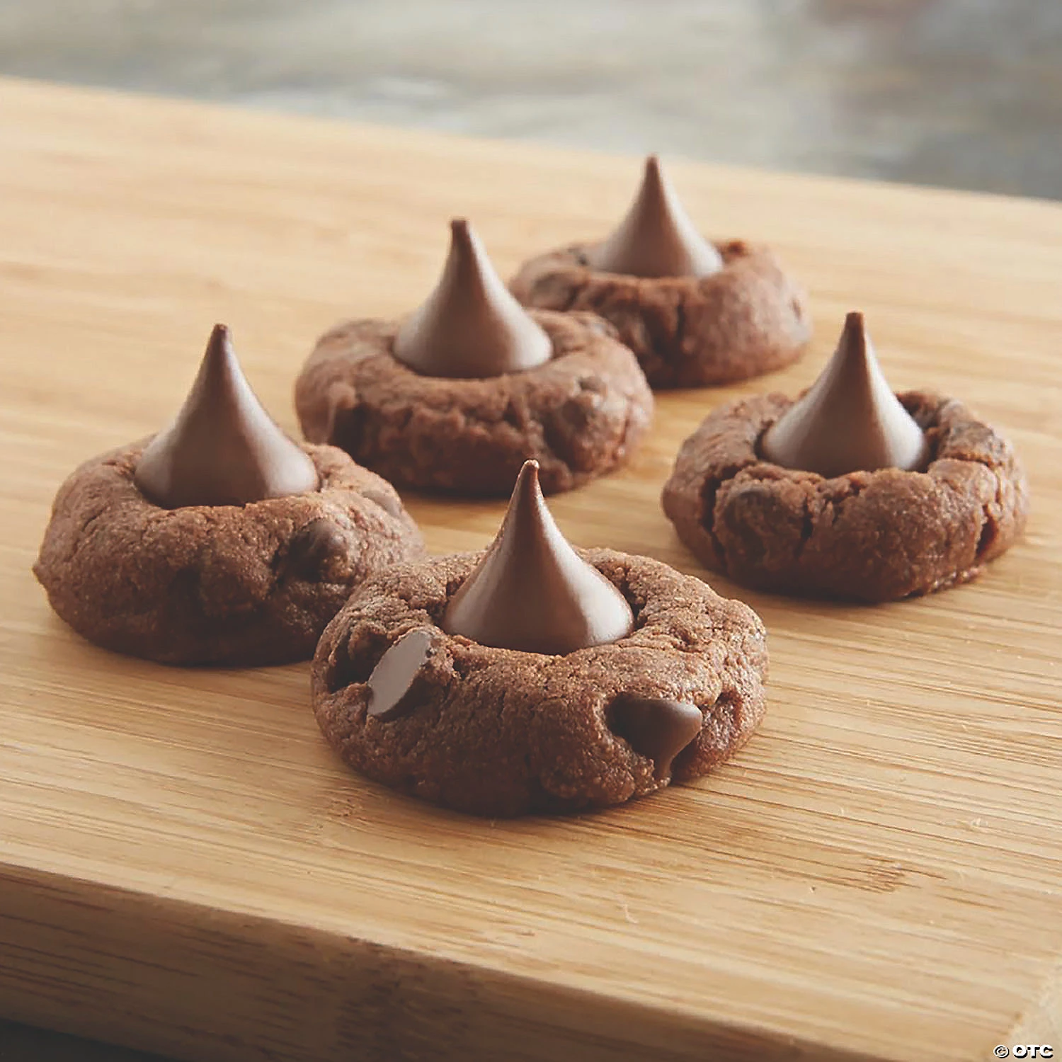 HERSHEY'S KISSES Milk Chocolates, White, 66.7 oz 6 HERSHEY'S KISSES Milk Chocolates, White, 66.7 oz - Image 4